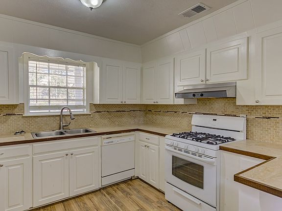 5th image of 105 Grey Oaks Dr