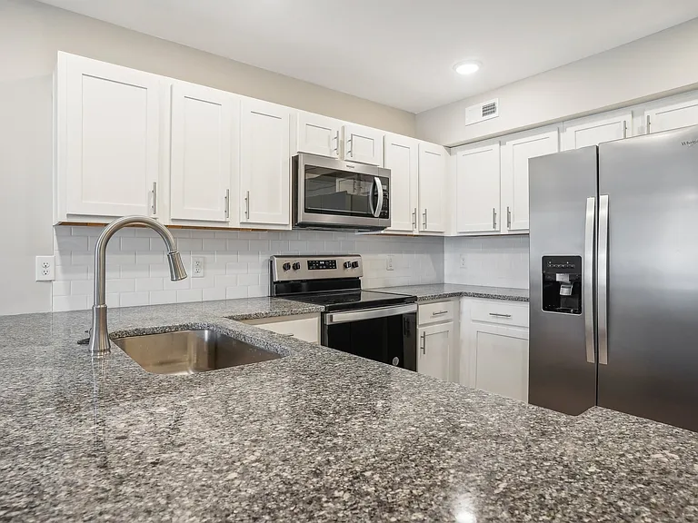 Oak Tree Apartments & Townhomes — Photo 22