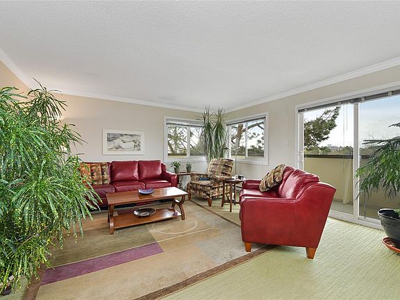 4th image of 2535 Cadboro Bay Rd #401-OAK
