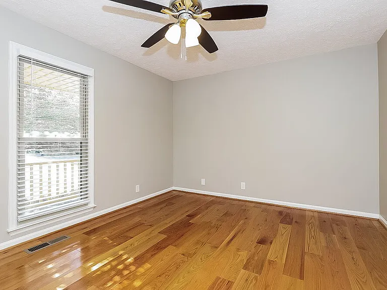 225 Richmond Dr — Photo 8