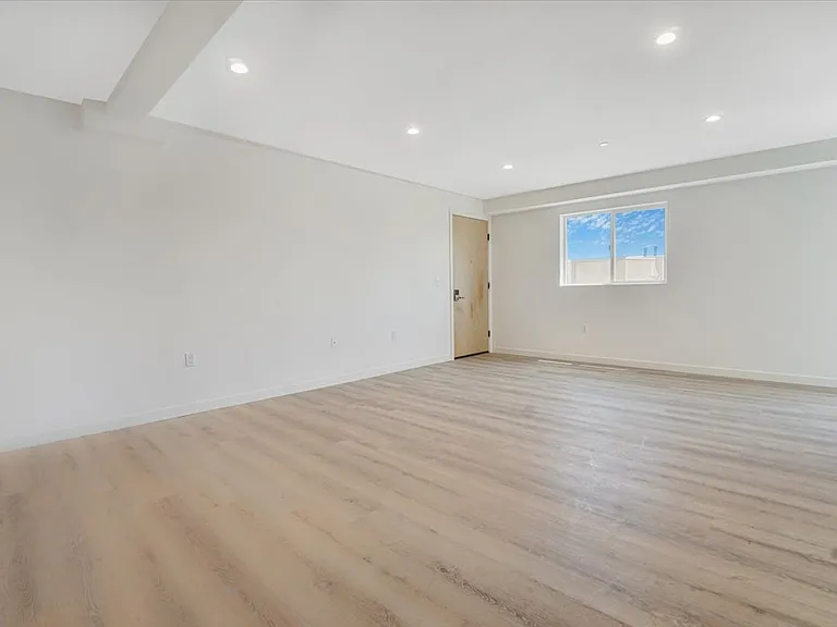 10918 Camarillo St #501 — Photo 19