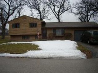 7317 Oakwood Dr, Wonder Lake, IL 60097