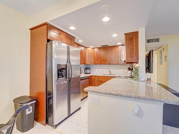 4th image of 187 Oakridge M #187 M