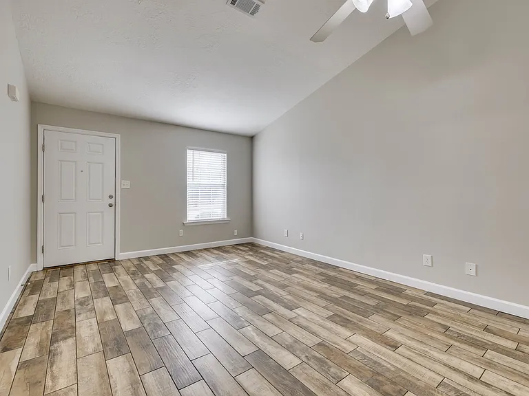 219 Lynbrook Way — Photo 2