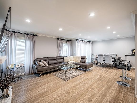 4th image of 10504 Sunland Blvd Unit 2