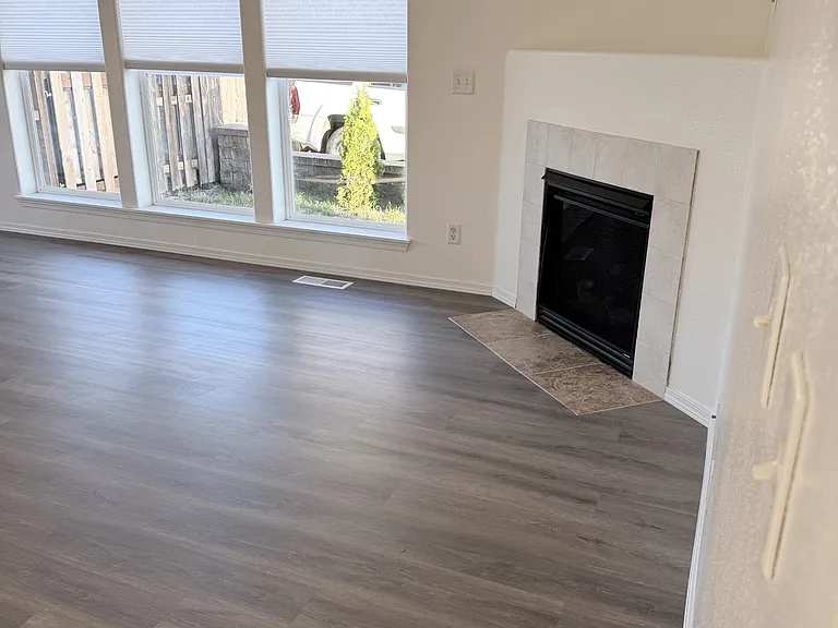 413 NW Viola St — Photo 6
