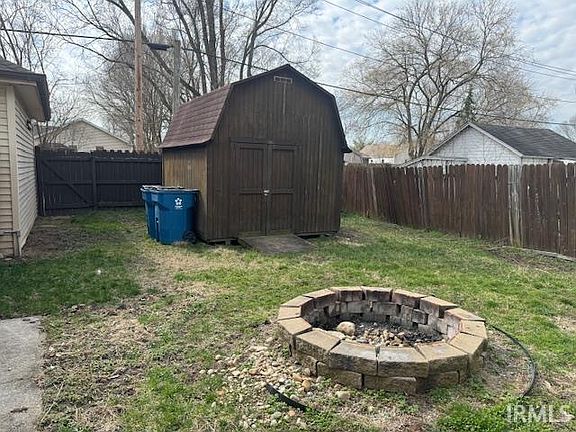 4th image of 807 E 5th St