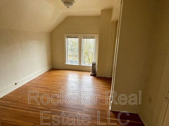 4th image of 924 S Maple St #7