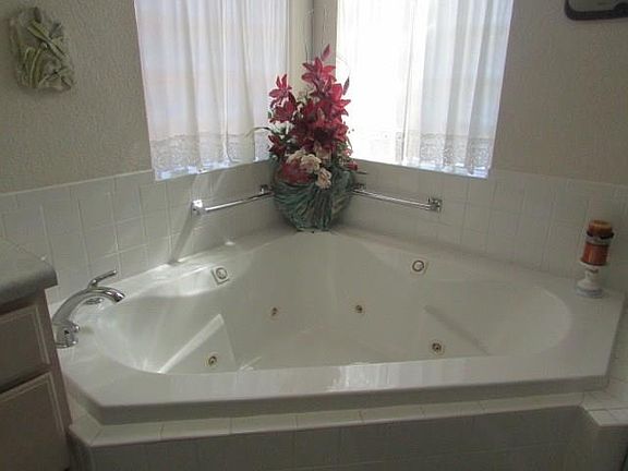 5th image of 901 Via Descanso Dr