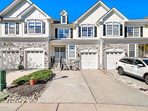 3rd image of 8 Brookfield Dr