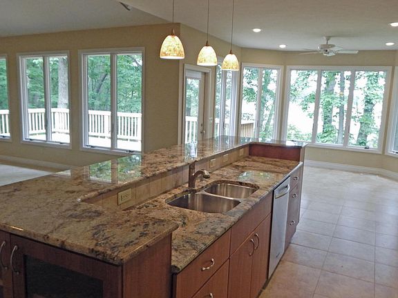 4th image of 10625 Woodlawn Ct