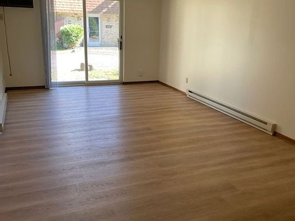 3rd image of 822 Weslyn Ct