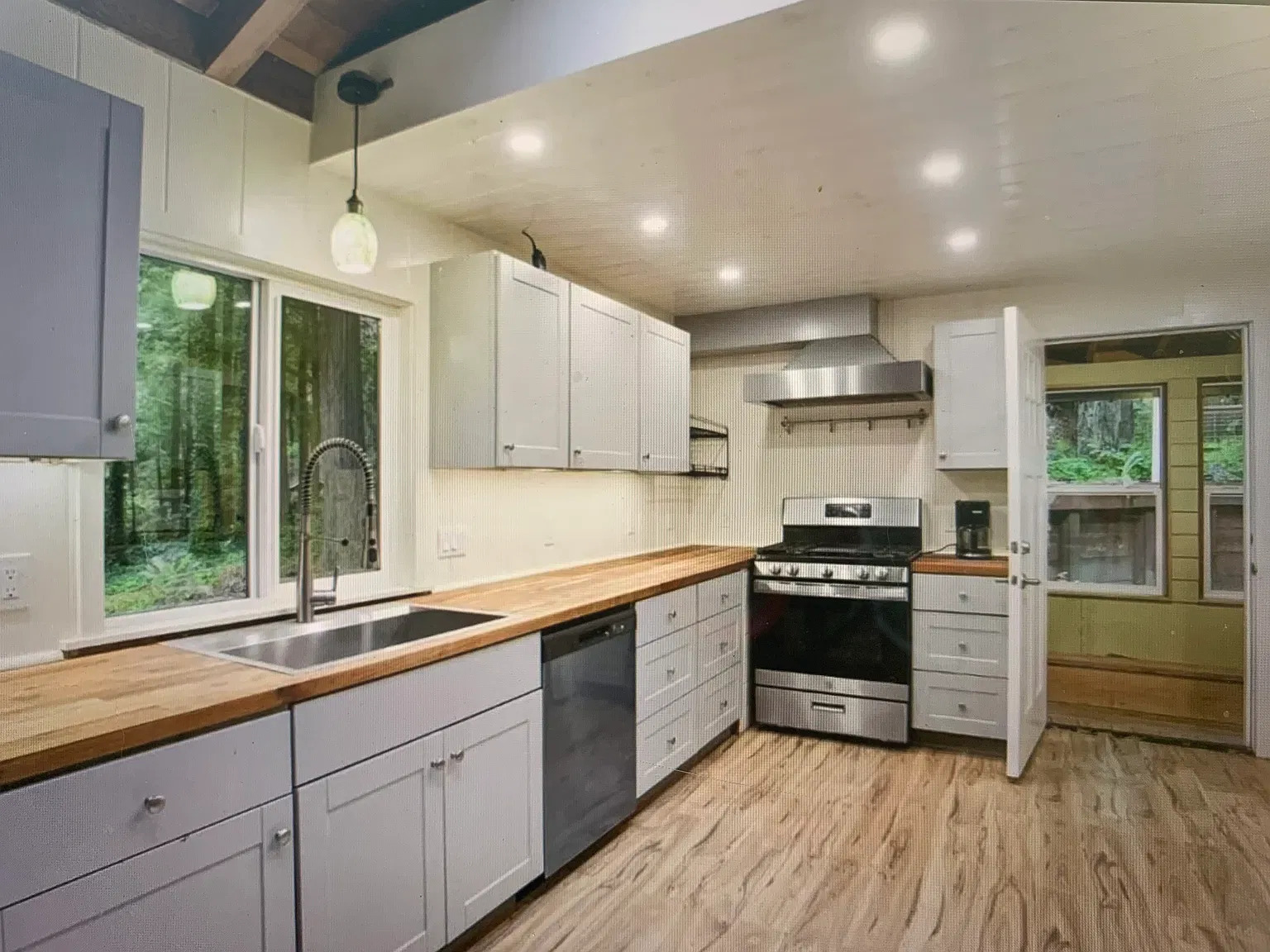 2 bed, 800 sqft, $3,200 — Photo 2