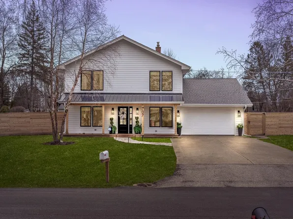 707 W Woodland Rd, Lake Bluff, IL 60044