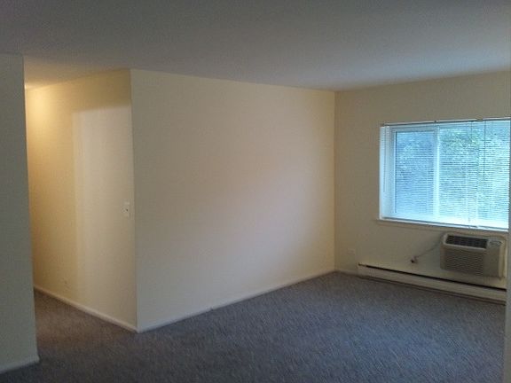5th image of 3825 N Pine Grove Ave APT 422