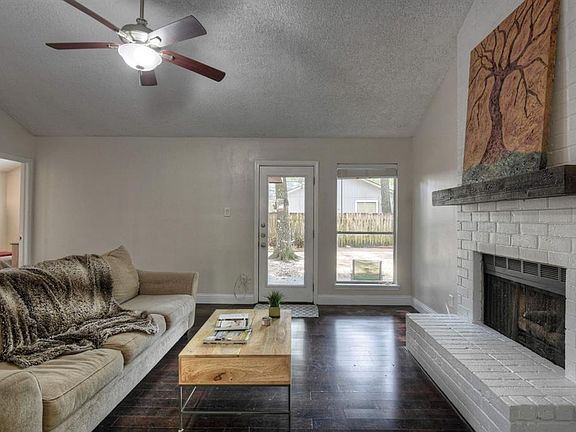 4th image of 107 N Woodstock Cir