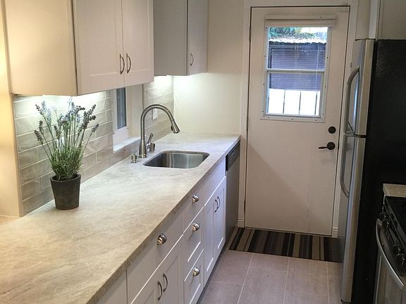 3rd image of 3827 Chatham Ct