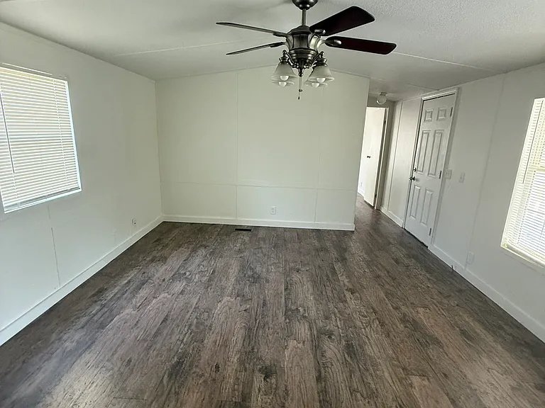 525 Rebecca Ln — Photo 3