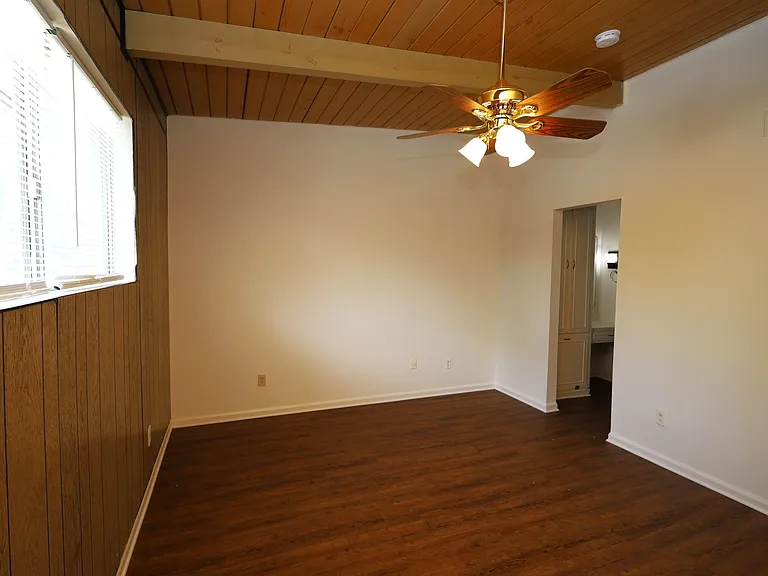 207 E Moore St — Photo 7