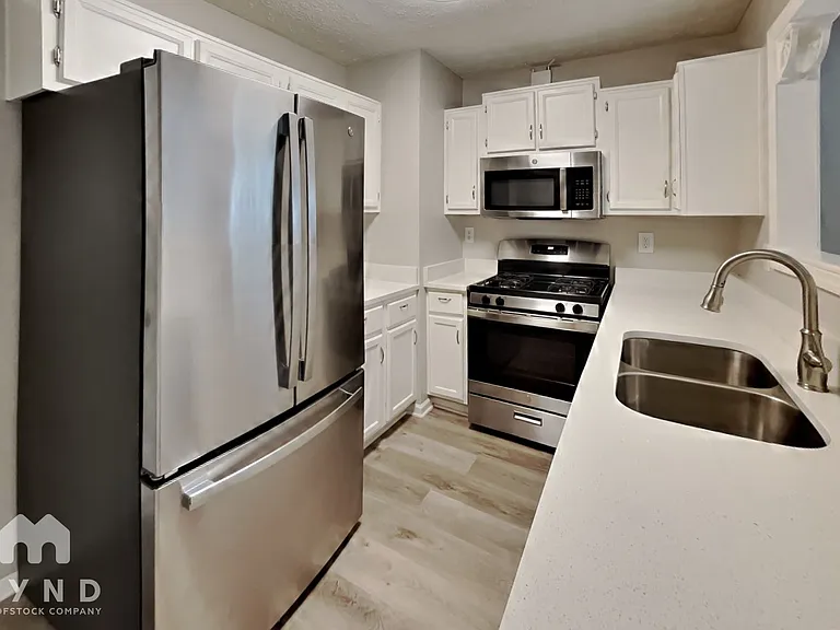 2933 Riverwalk Cv — Photo 7