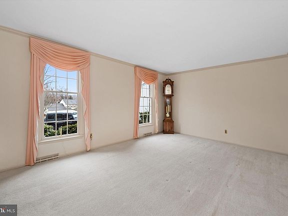 5th image of 9 Stone Barn Dr