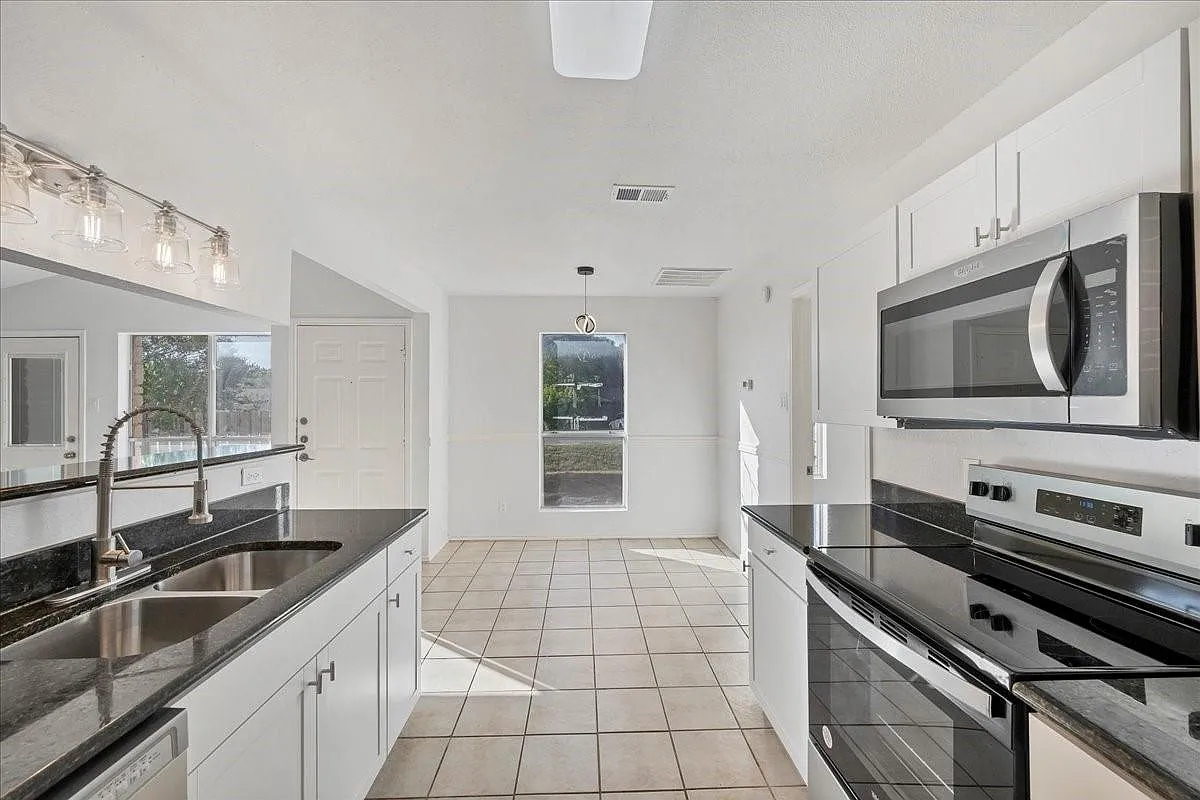 3 bed, 2.0 bath, 1055 sqft, $1,850 — Photo 1