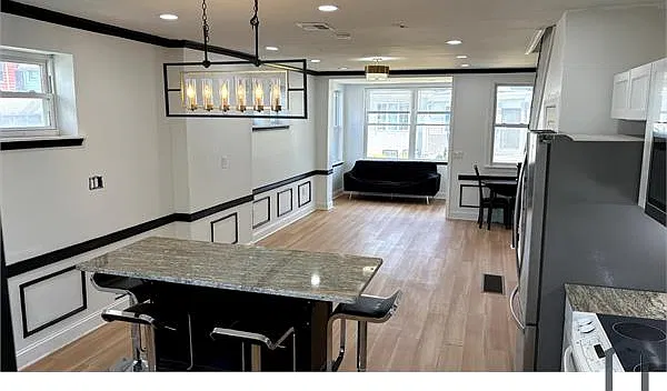 4 bed, 1200 sqft, $2,690 — Photo 4