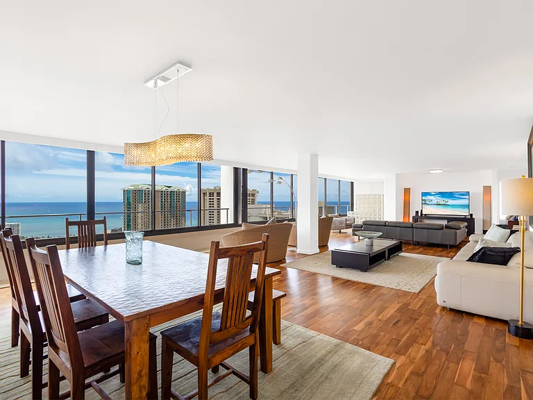 Dining area overlooking Waikiki Beach