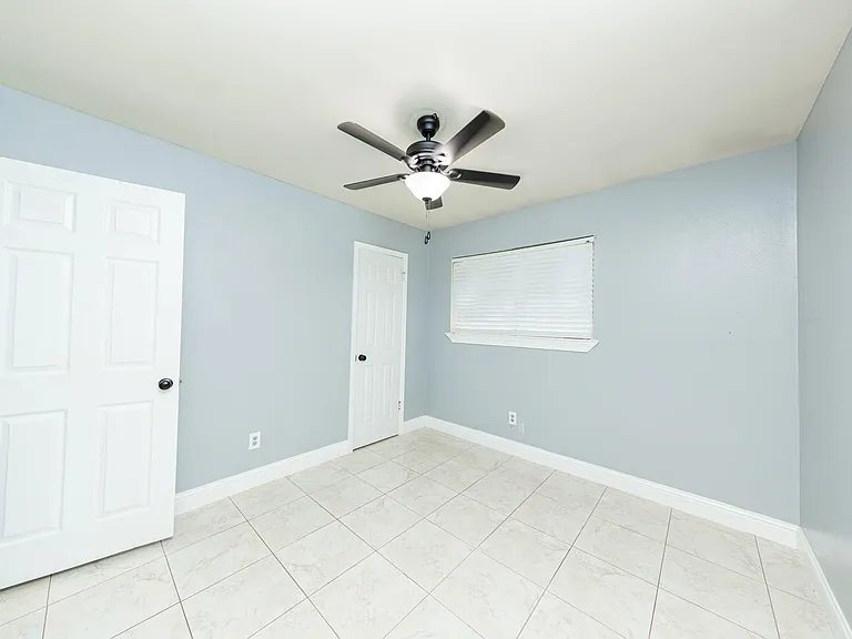 823 Parkhill St — Photo 18