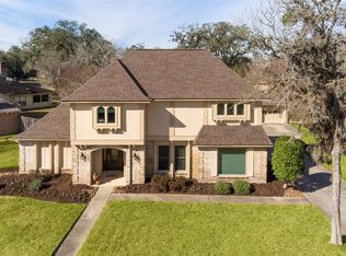 106 Tanager Ln, Lake Jackson, TX 77566