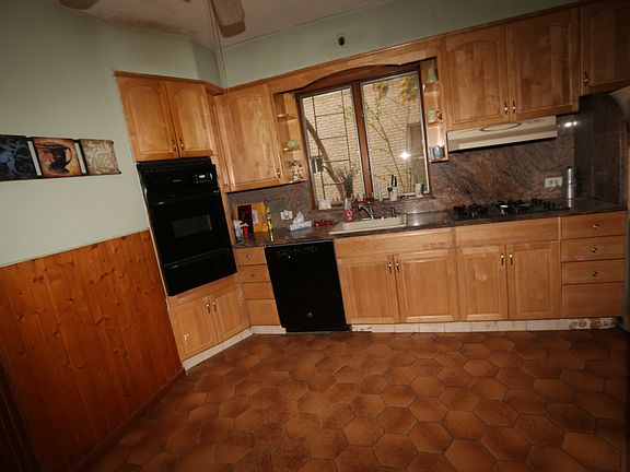 3rd image of 28 Bay 23 St