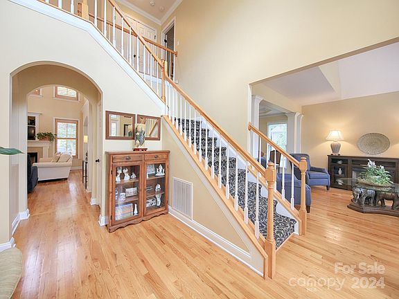 3rd image of 112 Cloister Ln