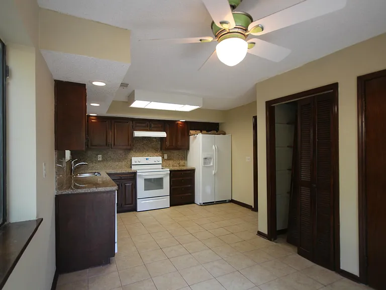803 Bayliss Dr — Photo 4