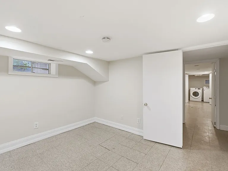 720 Gresham Pl NW — Photo 17