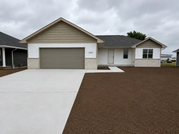 1929 Huffcutt Ln, Waupaca, WI 54981