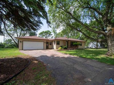 211 W Ash St, Canistota, SD, 57012