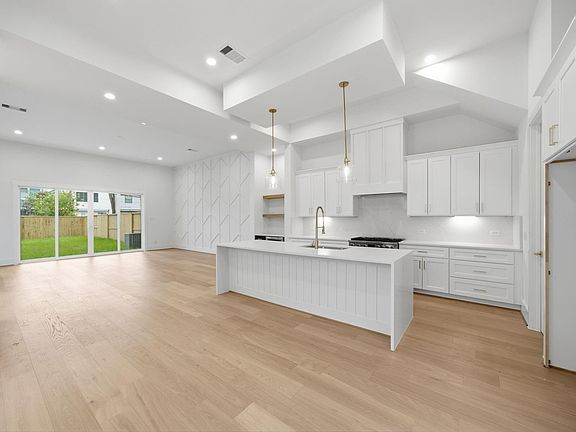 5th image of 835 W 25th St
