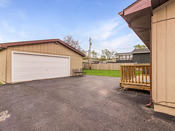 4th image of 7348 W 83rd Pl