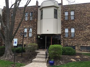 2212 Country Club Dr APT 4, Woodridge, IL 60517