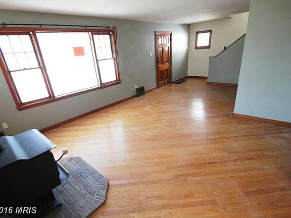 3rd image of 1104 Potomac Ave