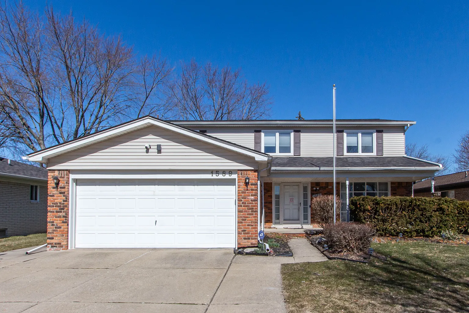 1589 Lakewood Dr photo 1