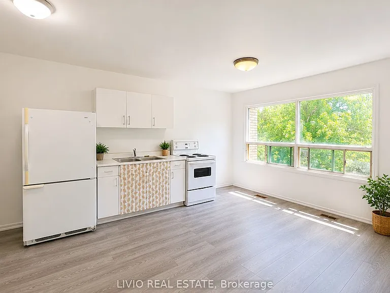 2967 Saint Clair Ave E — Photo 2