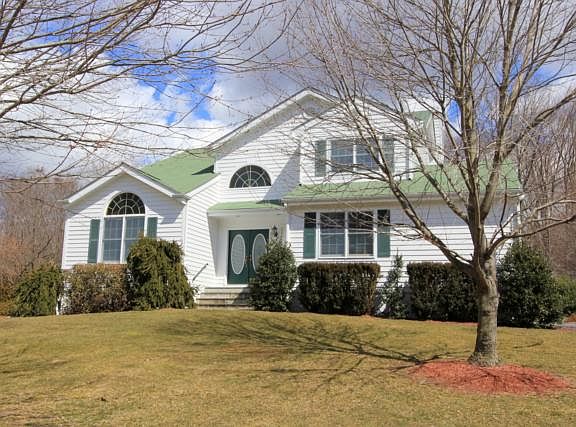 2nd image of 2424 Pinetree Pl