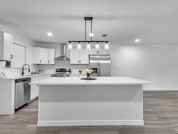 3rd image of 4044 Elmcrest Dr
