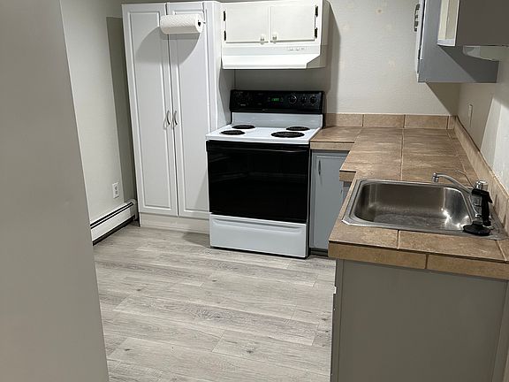3rd image of 211 E 6th St