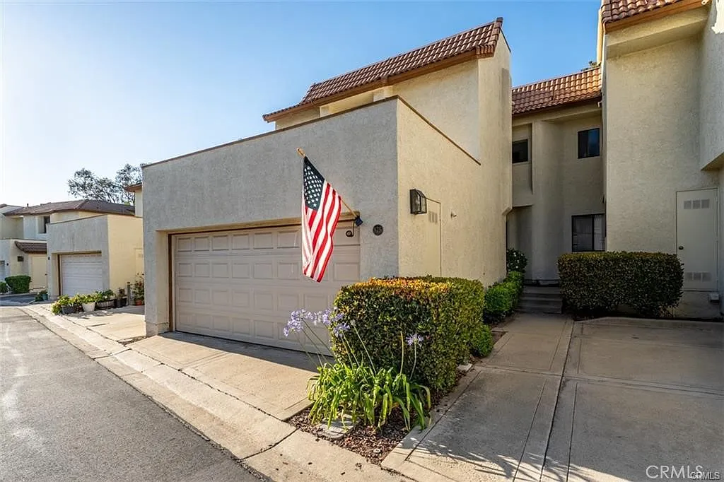 3 bed, 1175 sqft, $3,300 — Photo 2