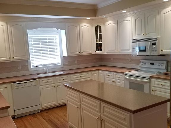 3rd image of 130 Brookshire Dr