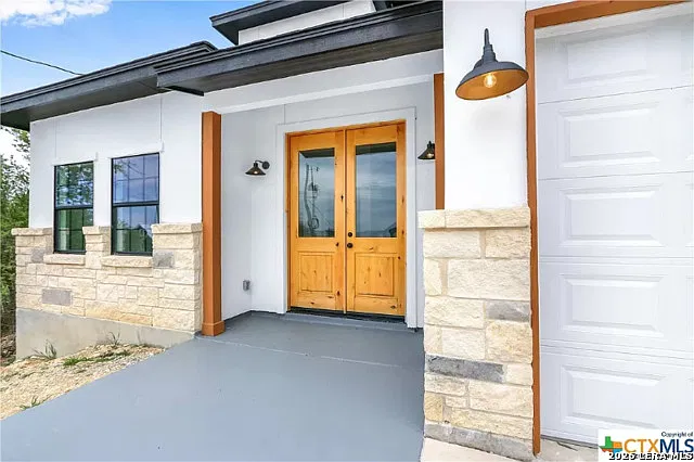 5 bed, 3.0 bath, 2203 sqft, $3,200 — Photo 2