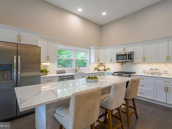 2nd image of 501 Flora Cir