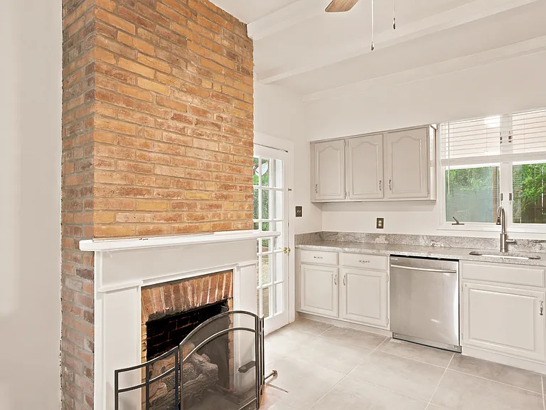 209 N Washington St — Photo 84